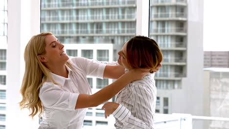 Mujeres-Empresarias-Poniéndose-Físicas-En-Una-Pelea.