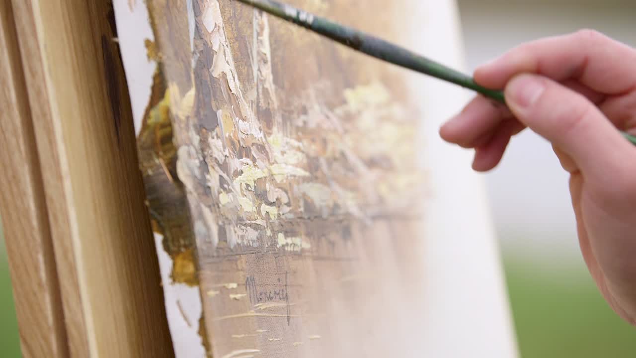 녹색 페인트 브러시로 손을 가볍게 두드려서 그림을 닫습니다.