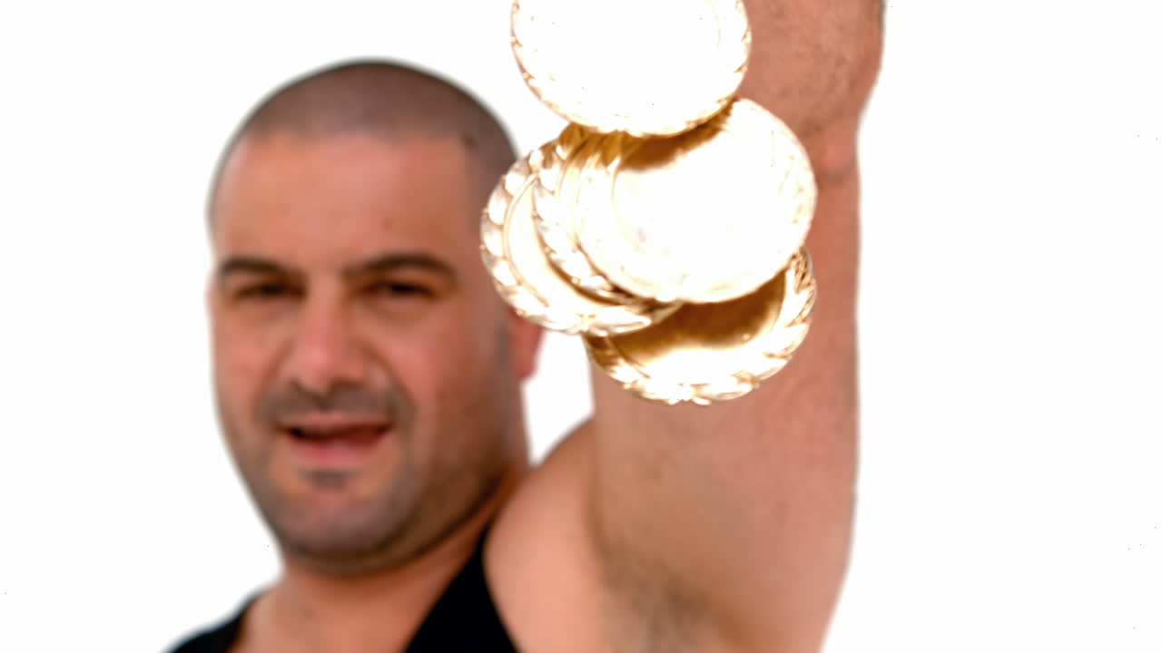 메달 을 들고 있는 행복 한 운동 선수