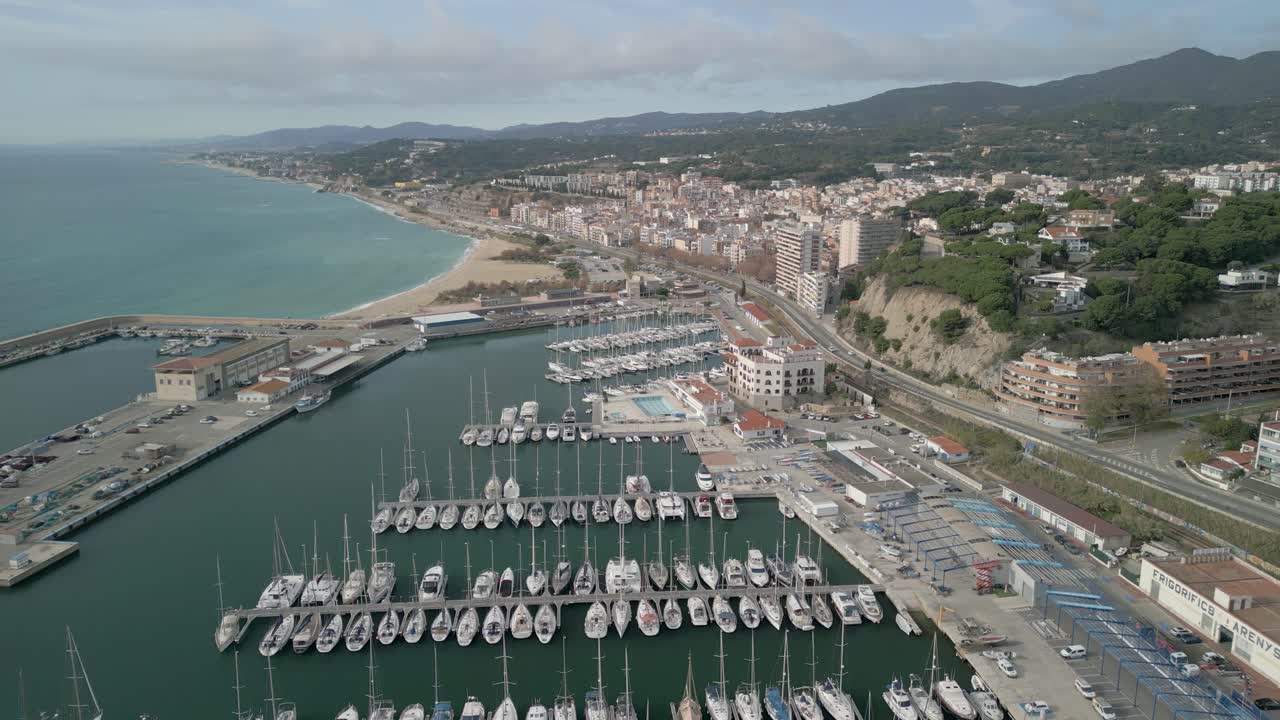 puerto deportivo de arenys de mar en el maresme provincia de barcelona pequeñas embarcaciones amarradas pueblo pesquero imágenes aéreas