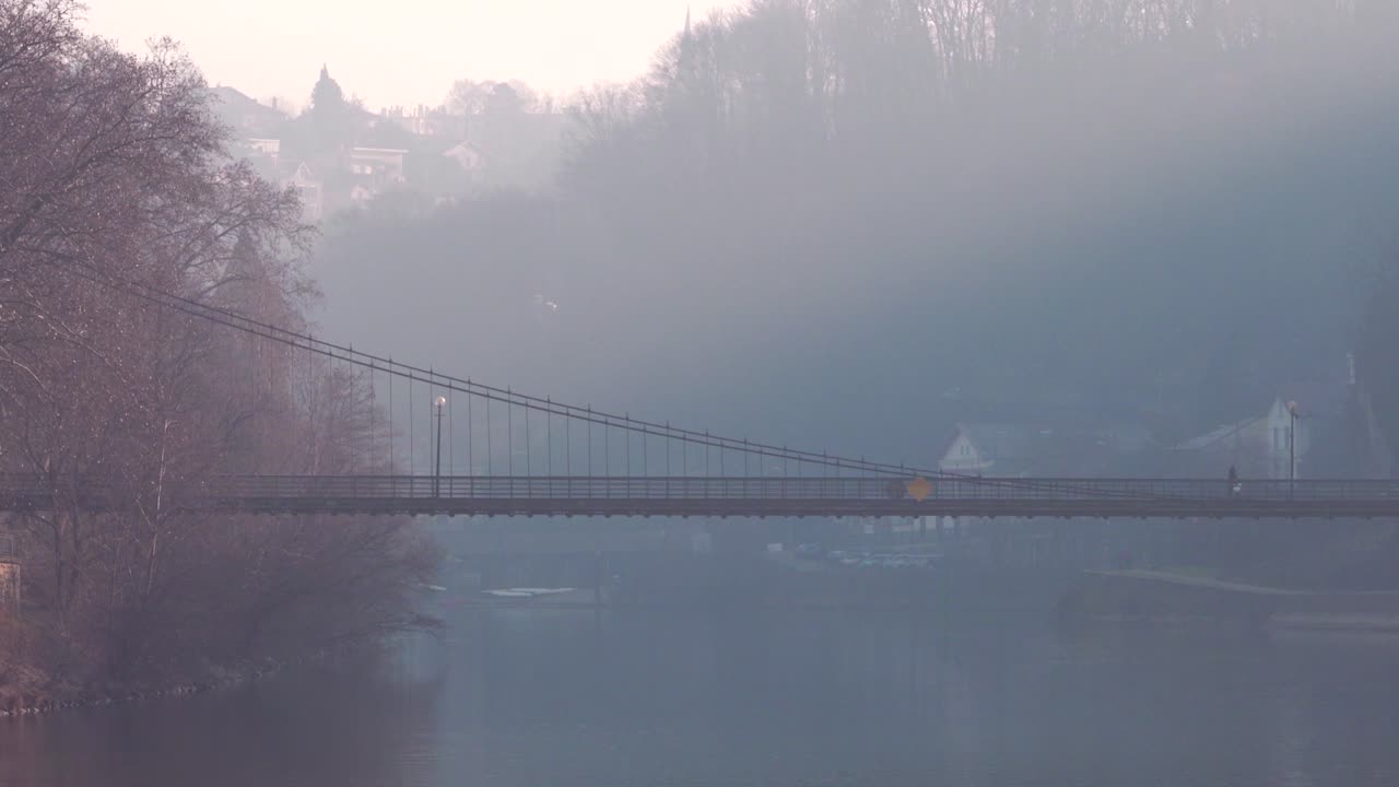 안개 낀 다리 위를 걷는 사람들