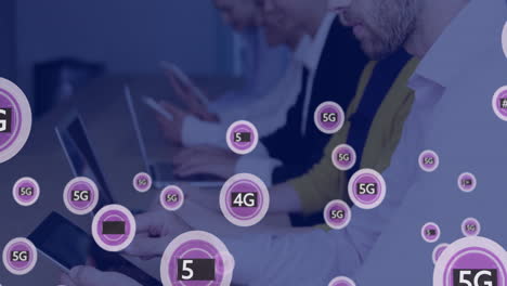 animación de procesamiento de texto y datos 5g en diversos empresarios que utilizan tabletas