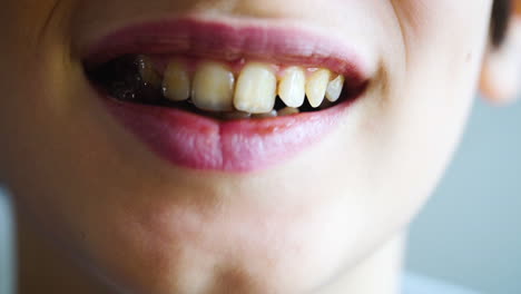 cerca de un joven comiendo chocolate en cámara lenta