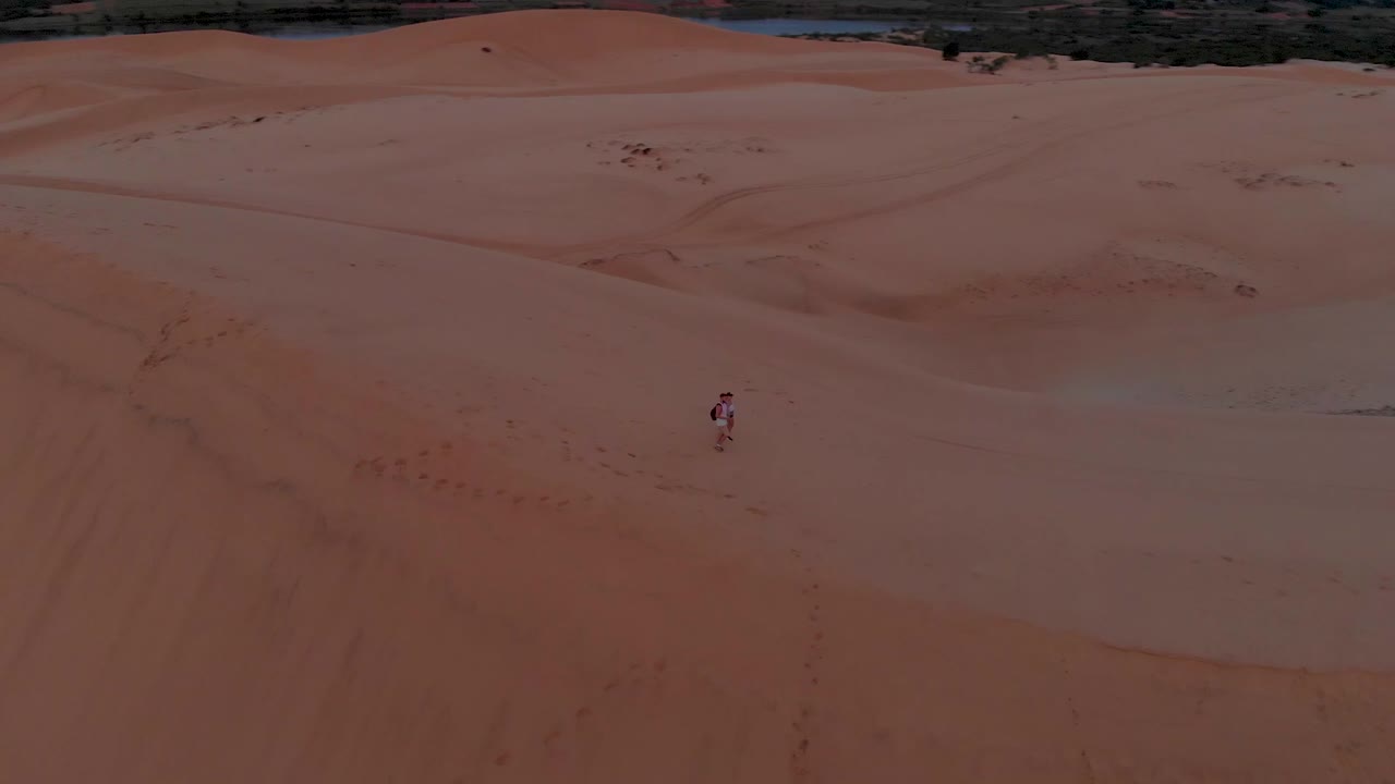 손길이 닿지 않은 모래와 흐린 하늘-3이 있는 베트남의 외딴 모래 언덕 위로 황금빛 일출의 영화 같은 공중 드론 샷