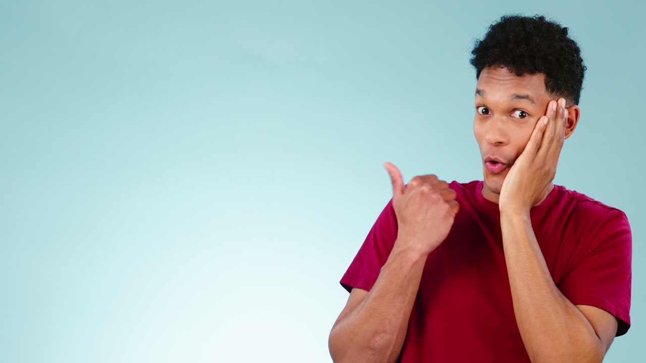 미소, 공간, 그리고 비밀 뉴스를 가리키는 남자