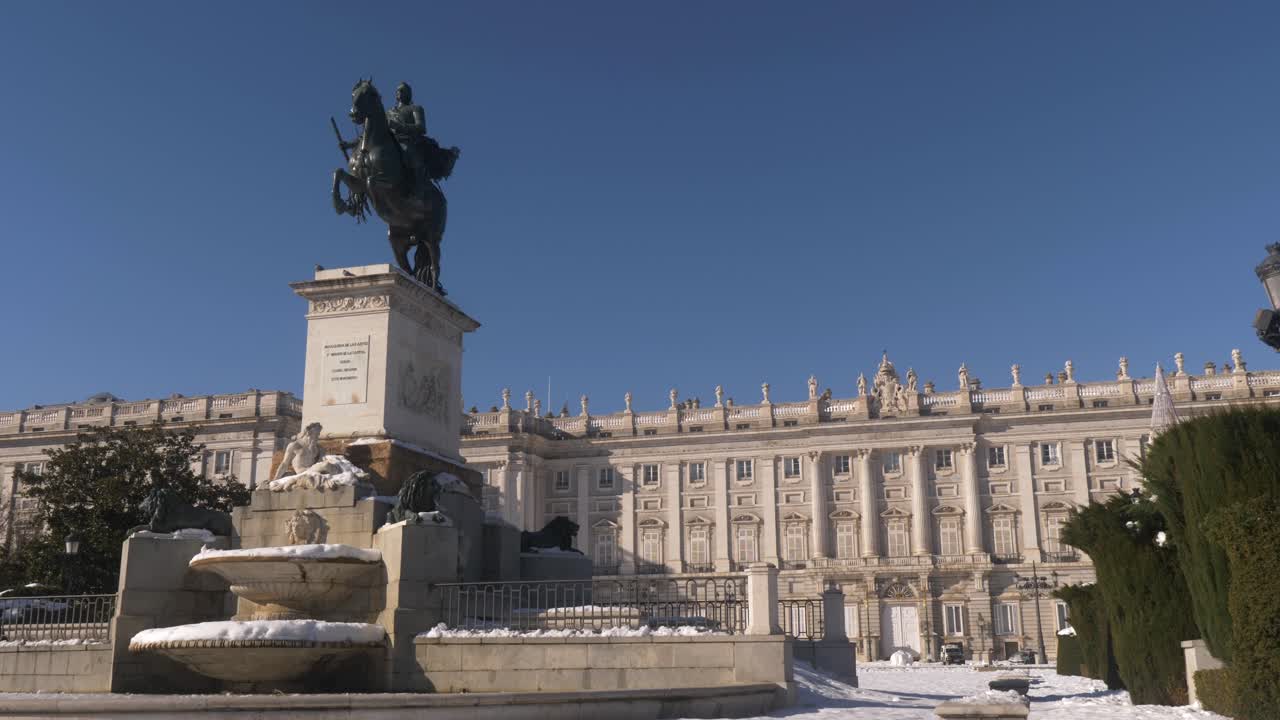 La nevicata copre il Palazzo Reale di Madrid