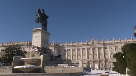 snowfall leaves the royal palace of madrid covered