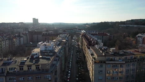 vista aérea de calles y edificios residenciales en praga república checa