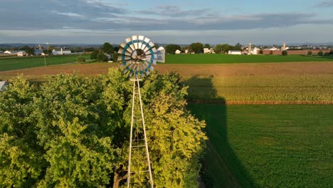 Amische-Windmühle-Im-Licht-Der-Goldenen-Stunde