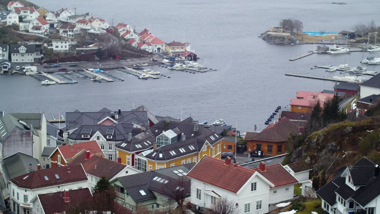 Panoramaudsigt over Kragerø centrum, med træhuse og lystbådehavne på øen Øya, i det sydøstlige Norge, overskyet dag