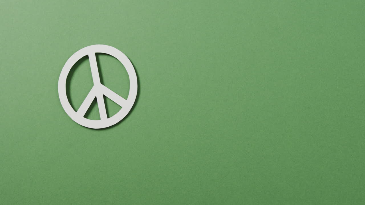 녹색 배경 에 있는  ⁇ 색 평화 표지판 과 복사 공간 의 클로즈업