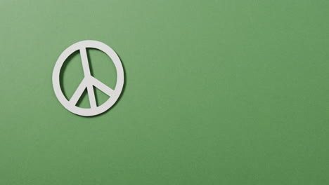 cerrar el signo de paz blanco y copiar el espacio en fondo verde