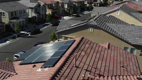 ángulo bajo, paneles solares en casas, concepto verde renovable, antena en tustin, california