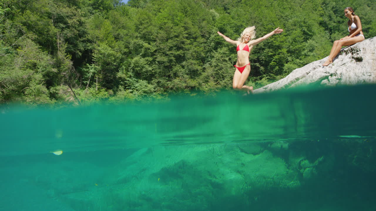 dos amigos despreocupados disfrutando de unas vacaciones de verano