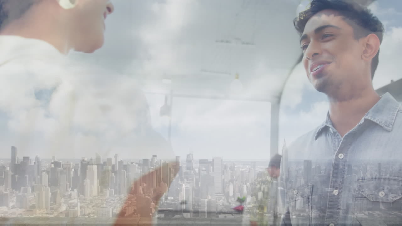 두 명의 행복한 사업가들이 이야기하고 손을 흔들고, 도시 건물 위에서 애니메이션