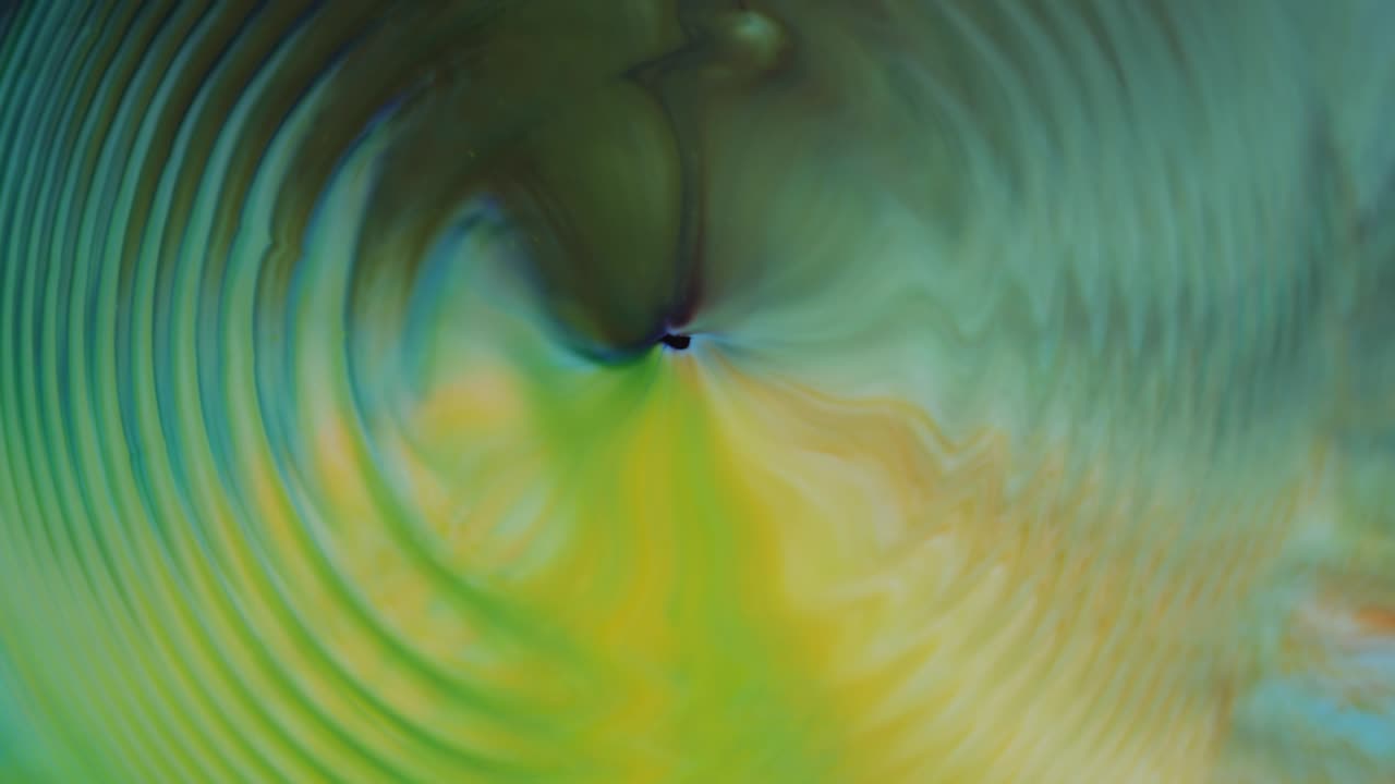 las ondas de color verde divergen sobre un fondo en movimiento.
