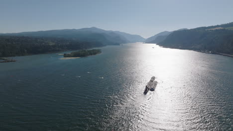 Drohnenantenne-Eines-Lastkahns,-Der-Die-Schlucht-Des-Columbia-River-Hinunterfährt