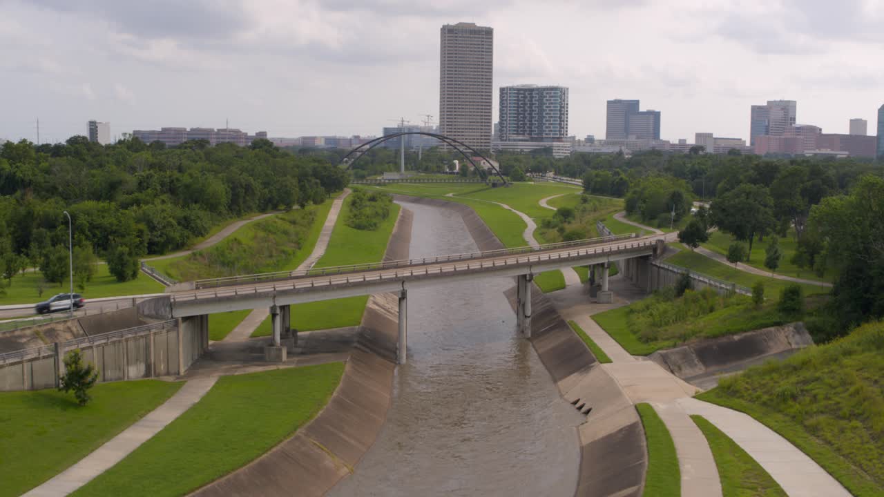 텍사스 메디컬 센터 지역과 텍사스 주 휴스턴의 버팔로 베이우 (buffalo bayou) 의 상승 드론
