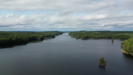 Explorando-La-Belleza-Del-Báltico:-Una-Vista-Desde-Un-Dron-De-Los-Lagos-Letones