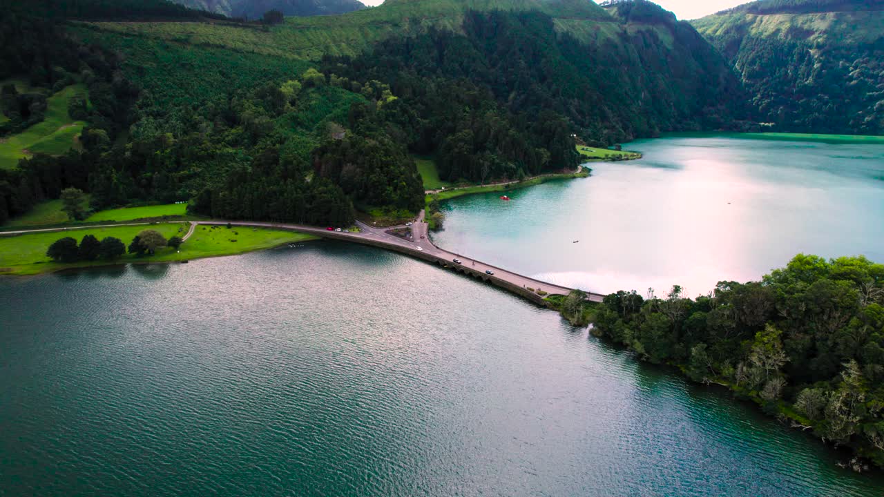 Ripresa aerea di un bellissimo lago, circondato da montagne.