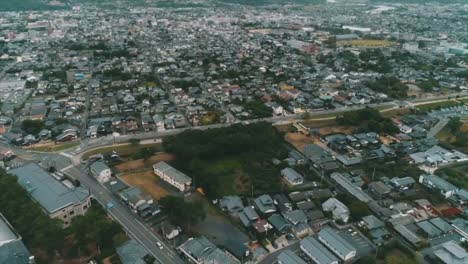 una ciudad turística de yamaguchi cerca de la playa, japón fotografiada por dji phantom4pro