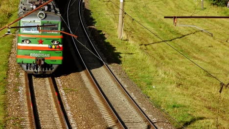 tren de mercancías que se mueve a lo largo de una vía ferroviaria. tren de mercancías que corta en vías ferroviarias
