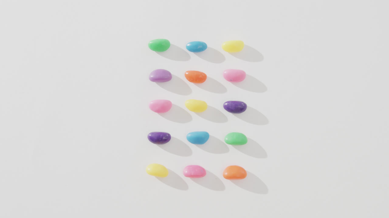 ⁇ 색 배경 위에 복사 공간이 있는 다채로운 과자 줄의 위상 뷰의 비디오