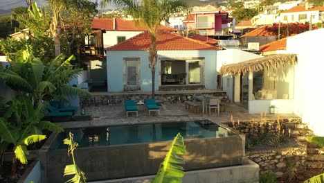 toma de un dron de una casa pequeña y linda sin gente en madeira