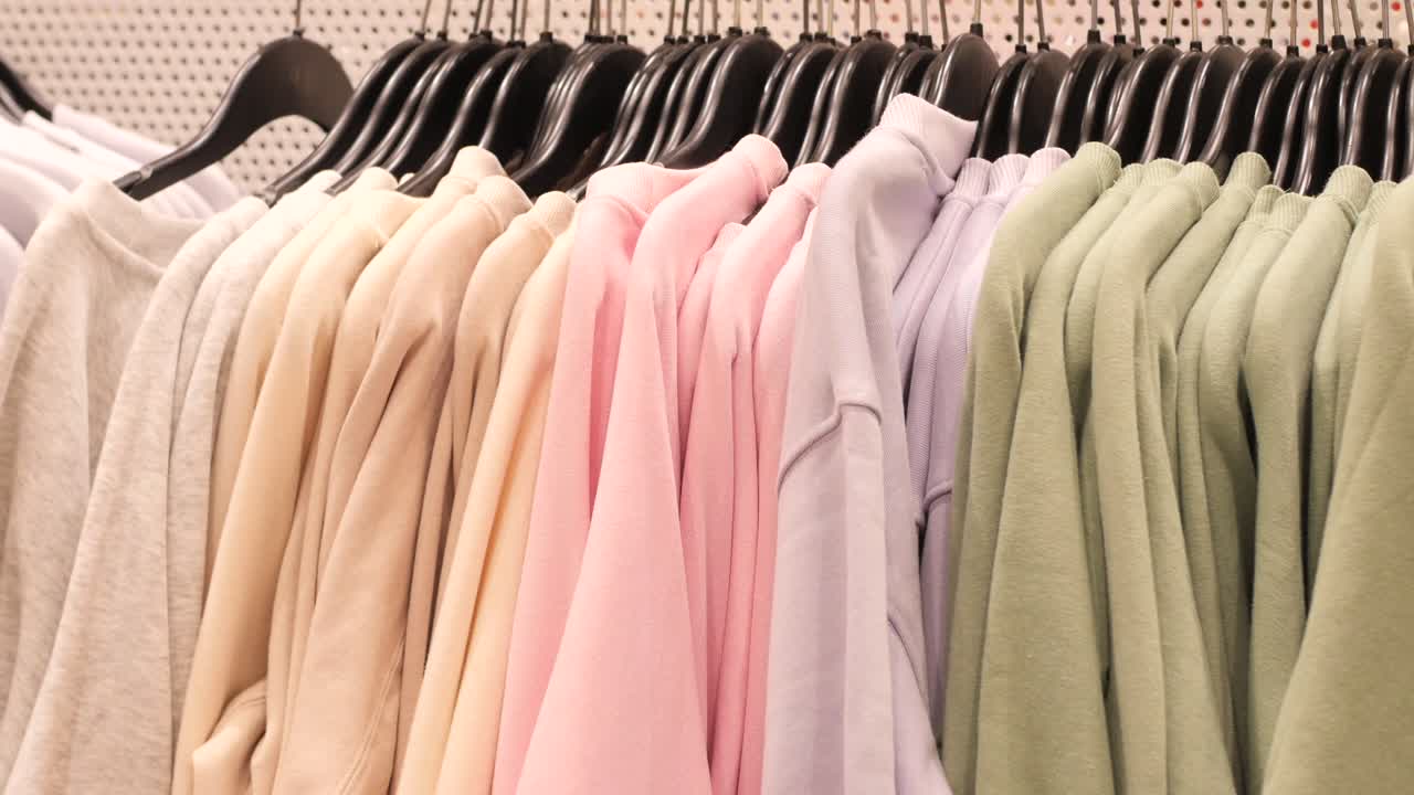 판매를 위한 많은 여성 의류 디스플레이 클로즈업