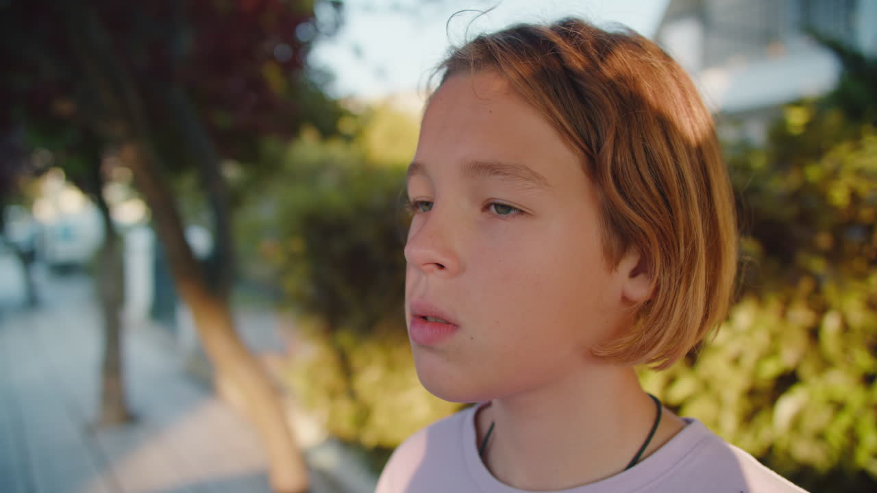 공원에서 플라스틱 병에서 물을 마시는 소년