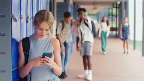 Unglückliche-High-School--Oder-Sekundarschülerin,-Die-Von-Jungen-In-Schließfächern-Im-Freien-Gehänselt-Und-Gemobbt-Wird