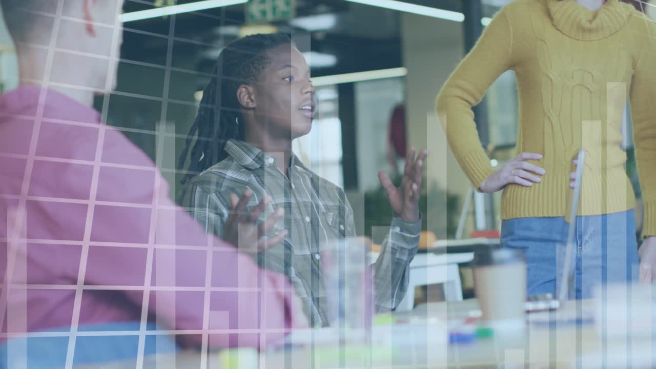 animación del procesamiento de datos financieros sobre diversas personas de negocios en la oficina