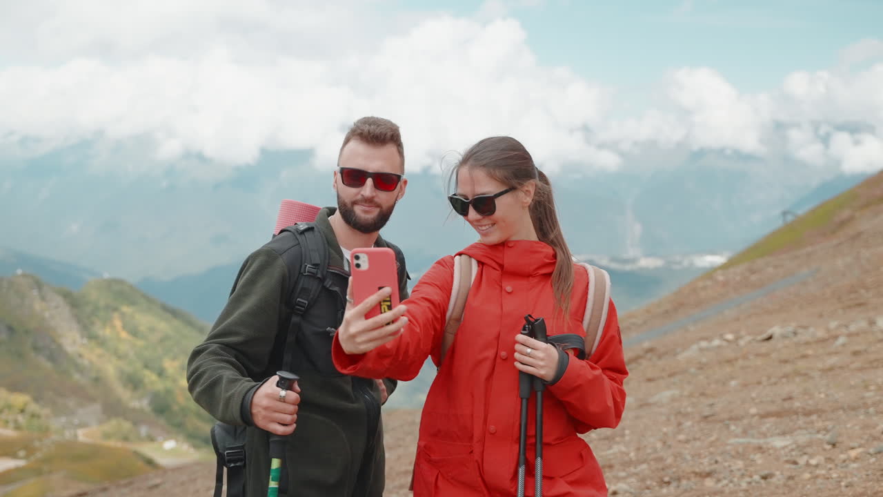 туристы делают селфи в горах