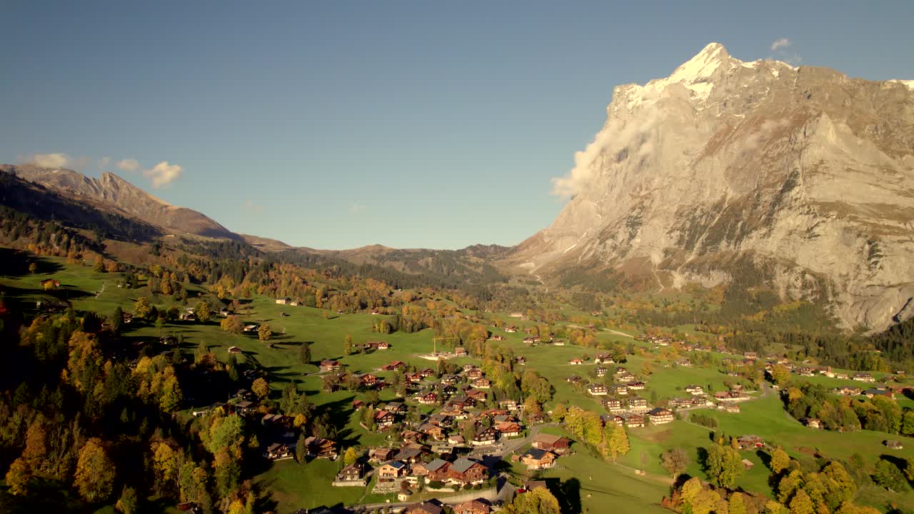 Riprese aeree con drone con carrellata da destra a sinistra su Grindelwald e il Wetterhorn al tramonto.