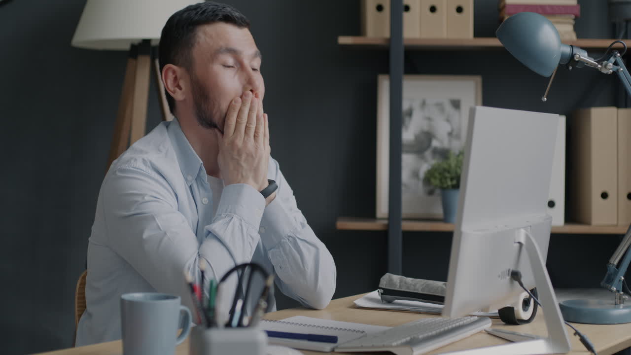 사무실 에서 컴퓨터 를 사용 하는 사람