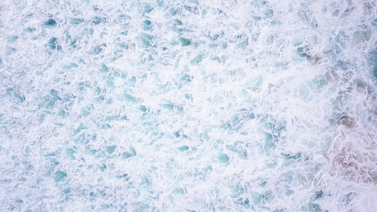 해안에 부서지는 바다의 강한 푸른 파도