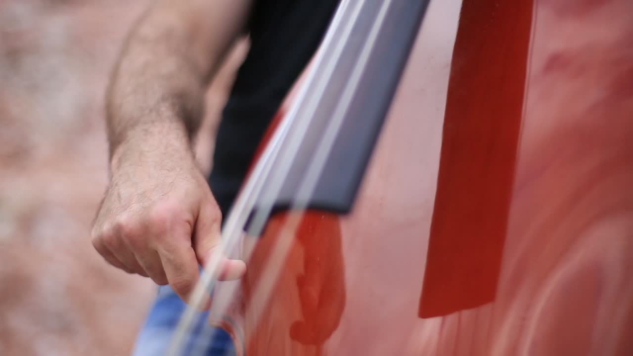 콘트라베이스를 연주하는 사람