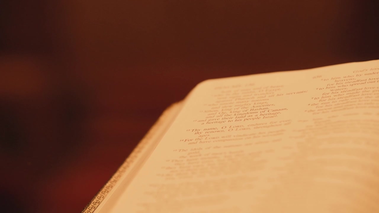 Pagine aperte della Sacra Bibbia illuminate da luce calda