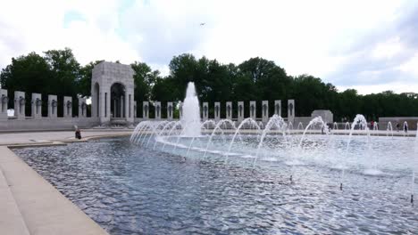 una hermosa vista respetuosa del monumento a la segunda guerra mundial, sus fuentes y el pilar del pacífico ubicado en el centro comercial nacional