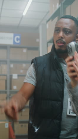 empleados del almacén inspeccionando el inventario