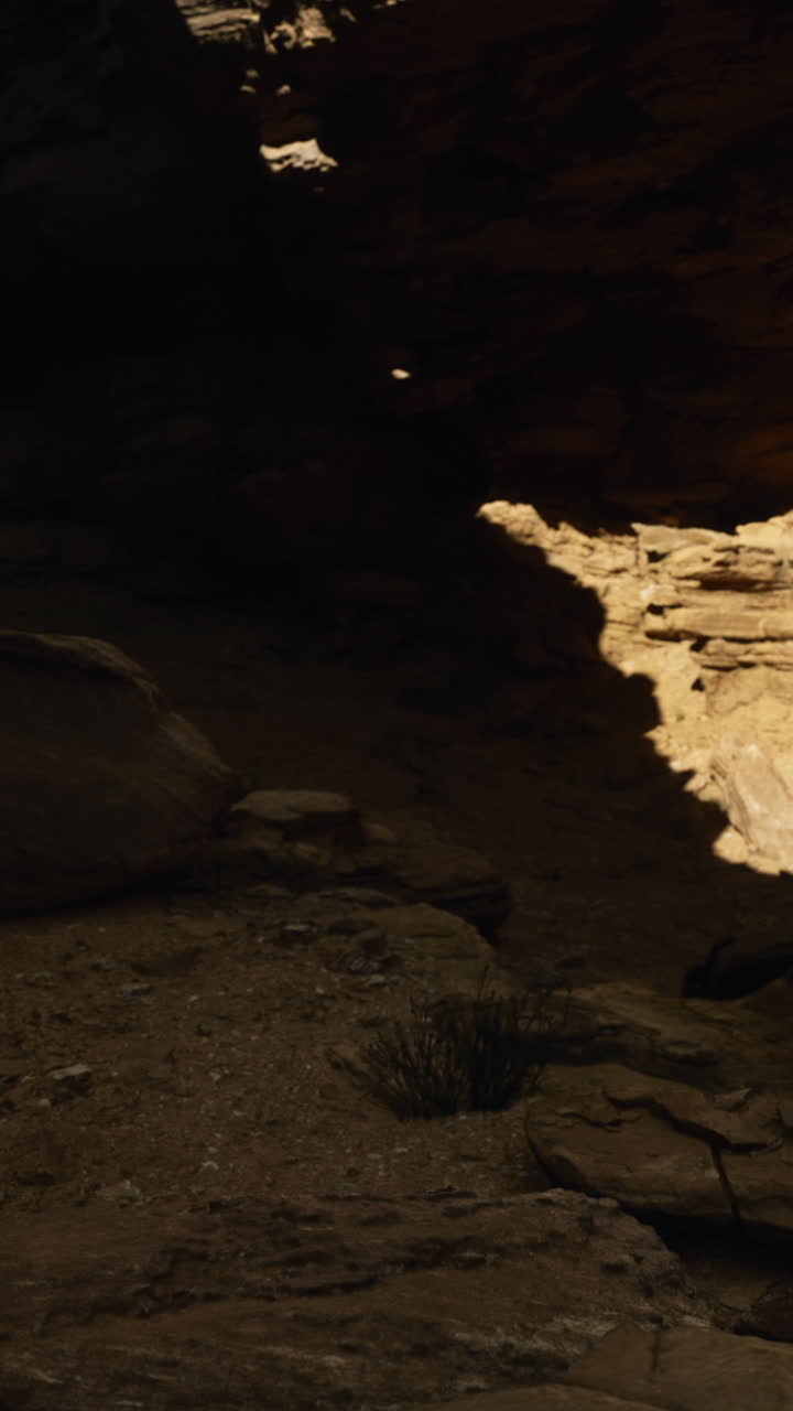 Esplorare la bellezza nascosta della luce del sole che filtra attraverso le pareti del canyon