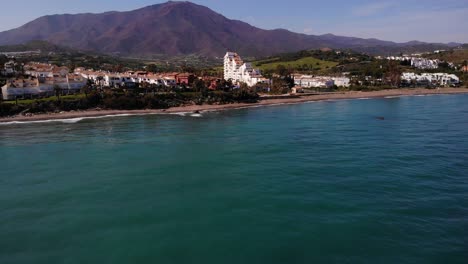 panorama junto a la playa con hoteles de vacaciones y casas adosadas en estepona en la costa del sol, sur de españa
