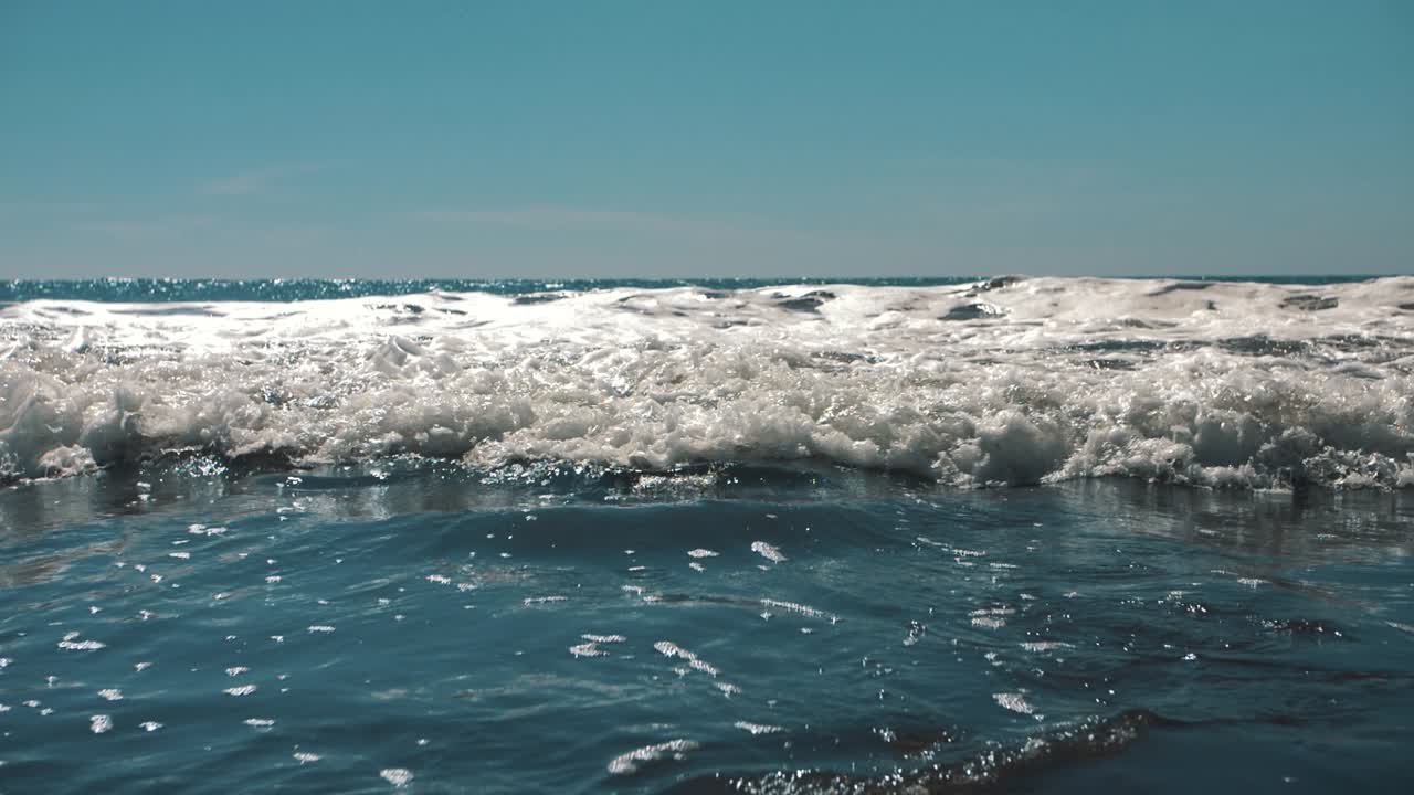 슬로우 모션으로 카메라를 향해 푸른 바다의 파도의 거품