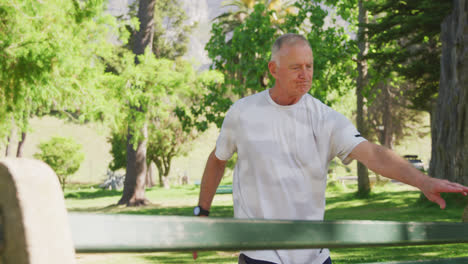 Hombre-Mayor-Estirando-Las-Piernas-En-El-Parque