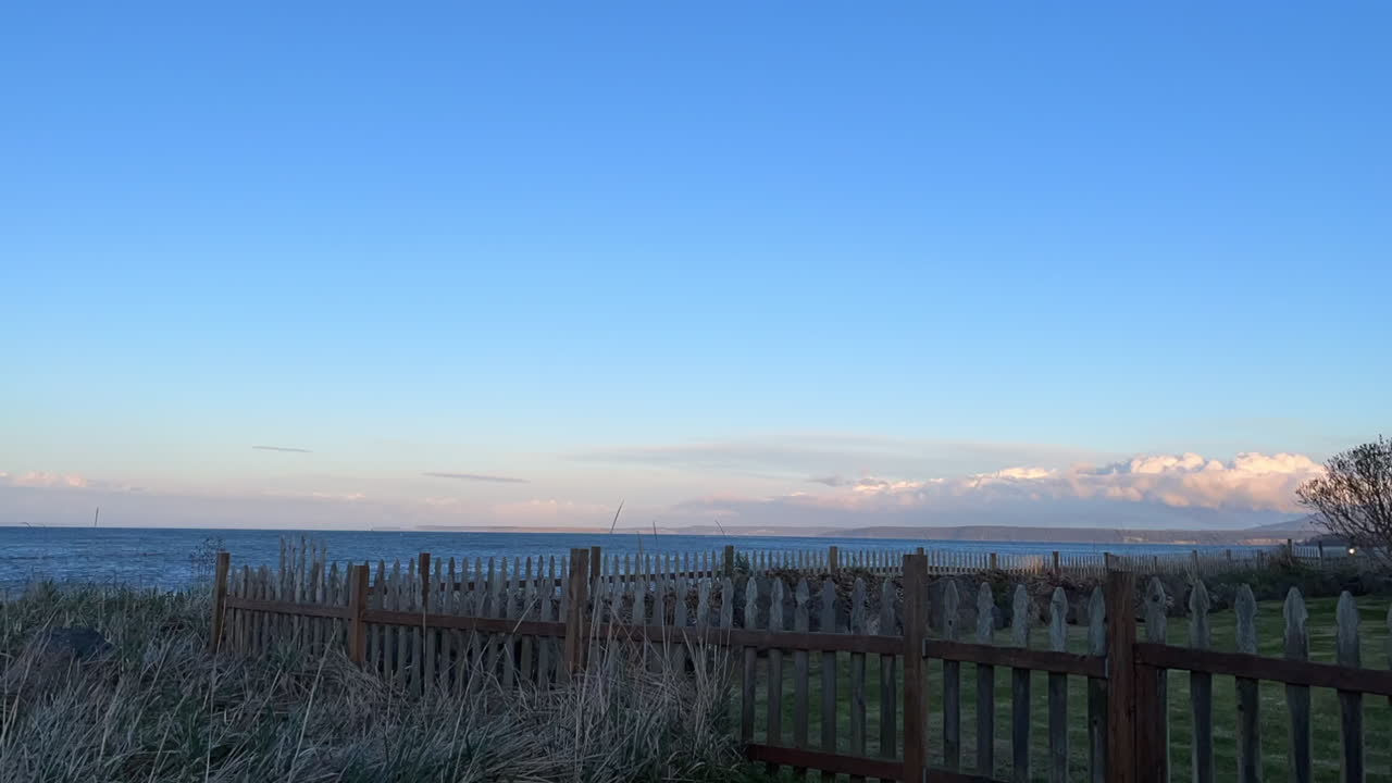 прибрежный таймлапс деревянного забора у воды на олимпийском полуострове в сша