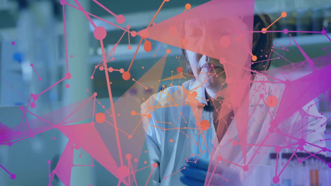 animación de rastros de luz brillantes sobre una científica caucásica en el laboratorio