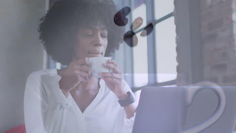 animação de xícara com sementes de café sobre mulher afro-americana bebendo café.