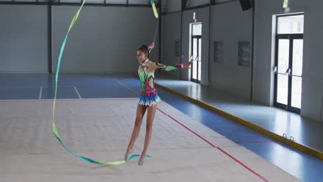 gimnasta femenina actuando en el salón de deportes