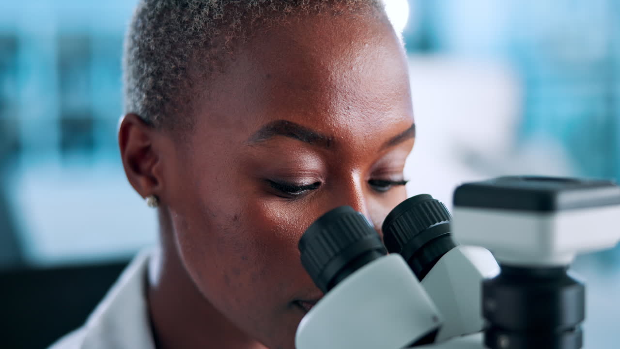 Scienziato che guarda al microscopio