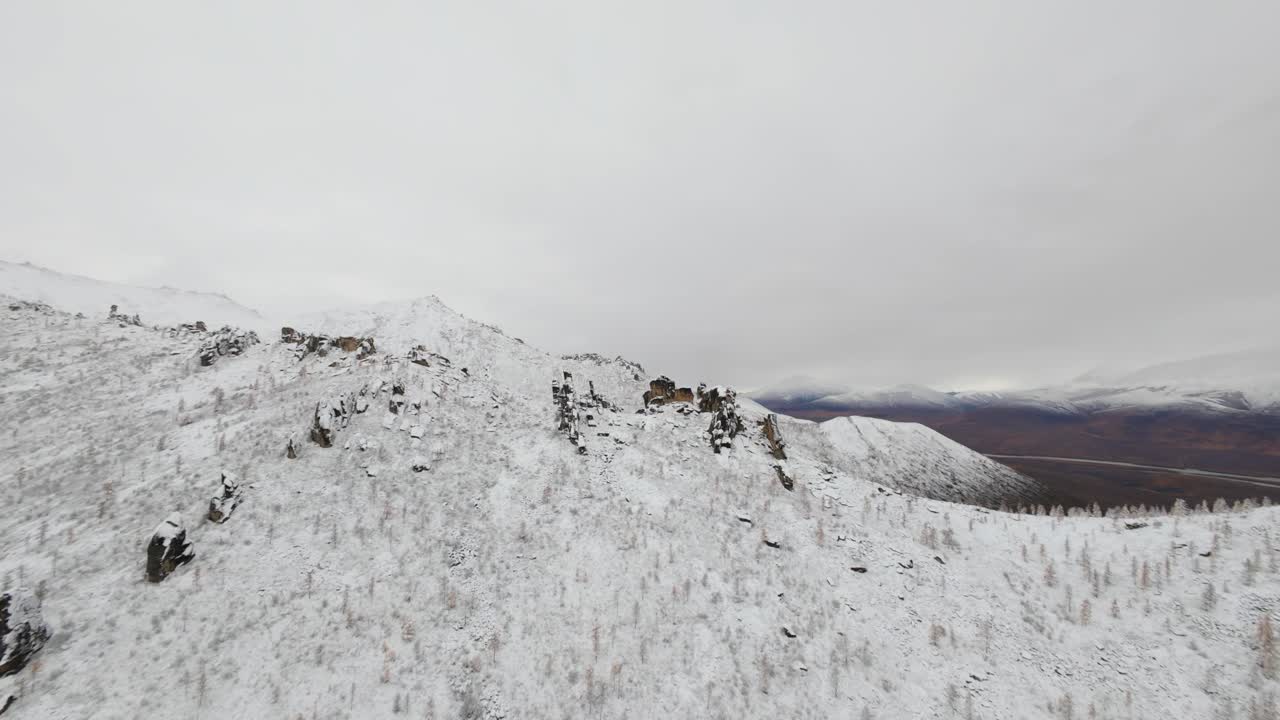 눈으로 인 평온한 산의 숨막히는 공중 풍경을 목격하십시오.